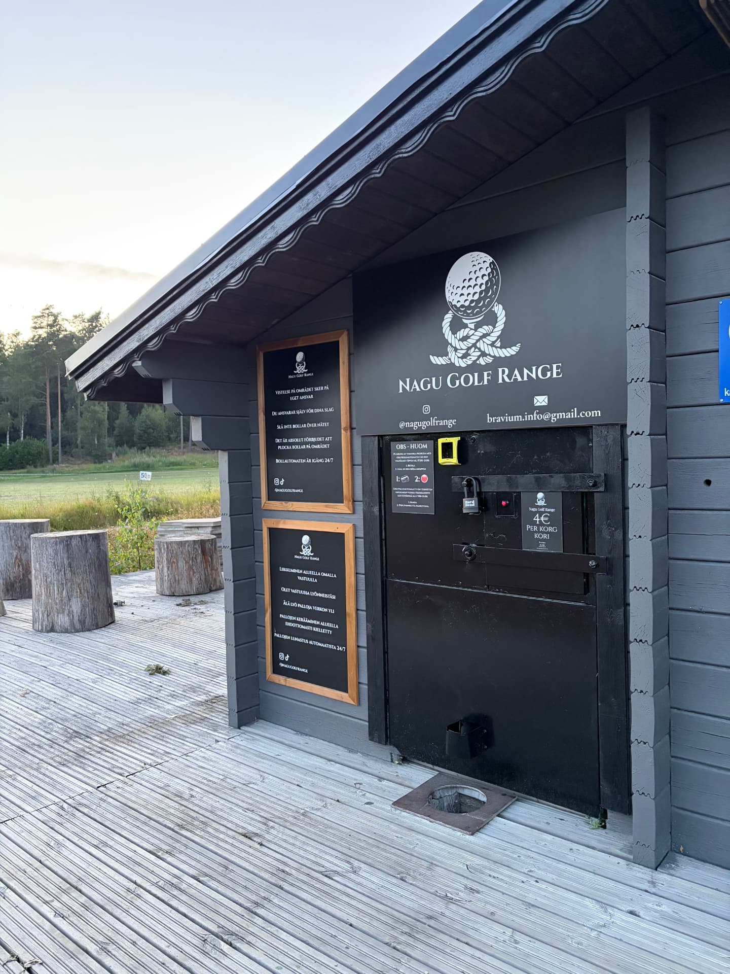 Bollautomaten och informationstavlorna på Nagu Golf Range